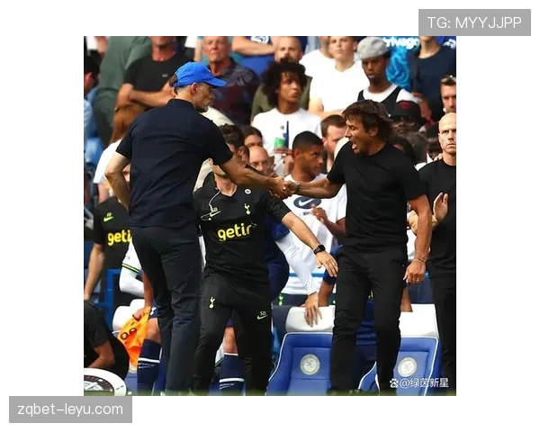 英超情侣球员携手演绎绿茵浪漫，场上默契无间场下甜蜜引关注