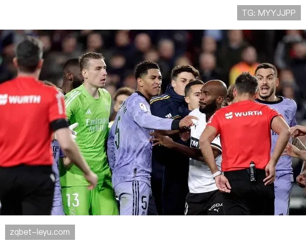 裁判判罚引热议：深度剖析最新足球赛事关键决策及舆论反应